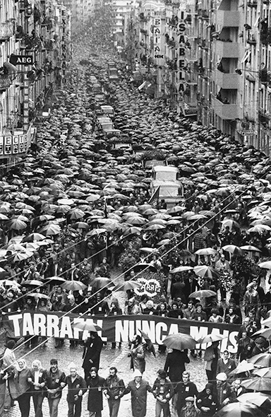 Manifestação em Lisboa por ocasião da trasladação dos corpos dos mortos no campo de concentração do Tarrafal, 18 de fevereiro de 1978