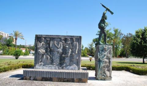 Monumento ao 18 de janeiro de 1934, da autoria de Joaquim Correia, Marinha Grande, 1984