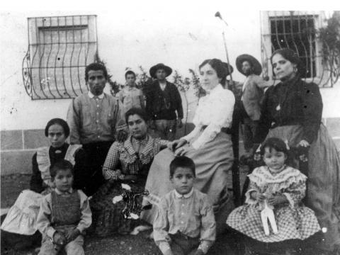 Fotografia na Herdade da Casa Branca, em Montoito, distinguindo-se Bento de Jesus Caraça à esquerda da imagem e D. Jerónima sentada numa cadeira, ao centro