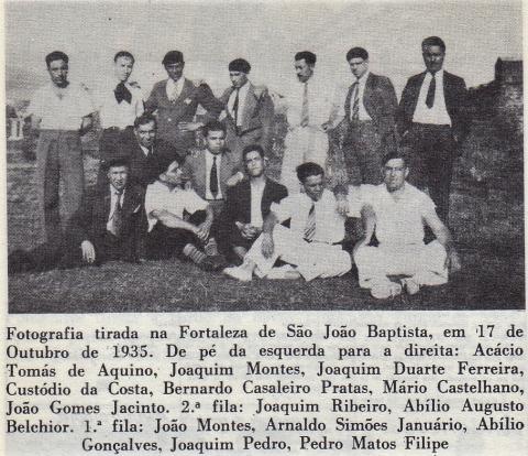 Presos libertários na Fortaleza de S. João Baptista, Angra do heroísmo, Ilha Terceira, Açores (Bernardo Casaleiro Pratas está assinalado com uma seta)