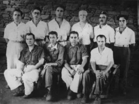 Fotografia de libertários presos no Campo de Concentração do Tarrafal. Da esquerda para a direita, na 1ª fila sentados: José Ramos, Bernardo Casaleiro Pratas; Joaquim Duarte Ferreira e Américo Fernandes. Na 2ª fila em pé: Joaquim Pedro; Custódio Costa; José Ventura Paixão: José Ricardo do Vale; António Gato Pinto e Acácio Tomás de Aquino.